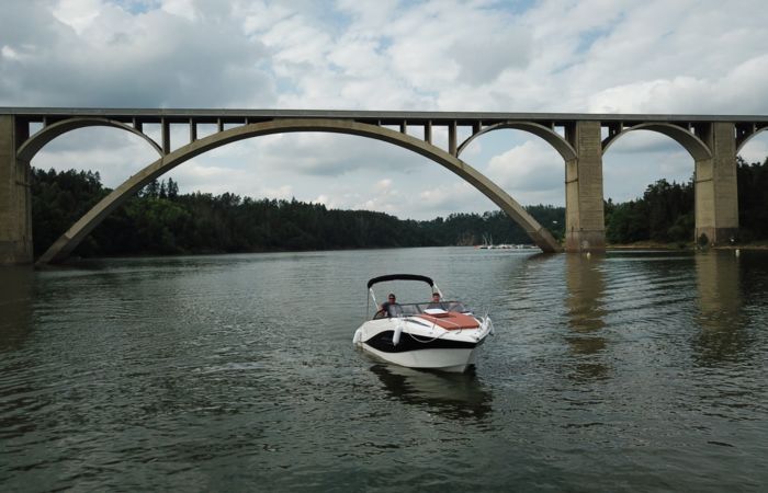 Motorový člun Betty pod mostem na řece sub