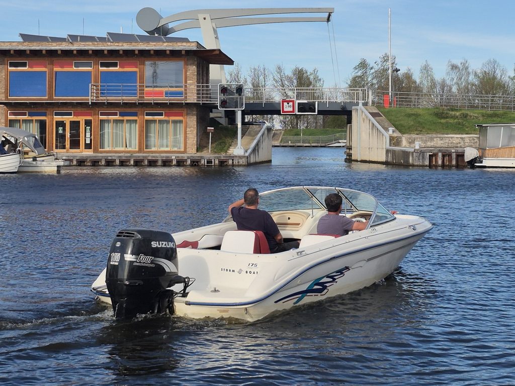 SeaRay Xena zadobok P Vrbné
