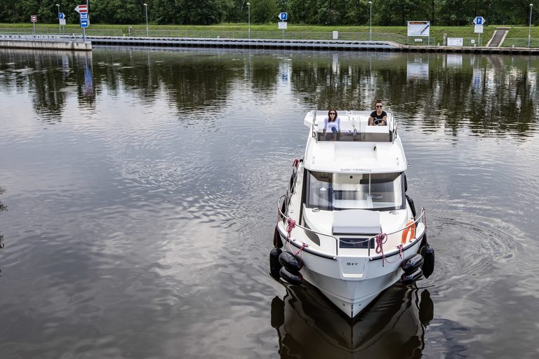 Hausbót Margharita na řece manévr sub