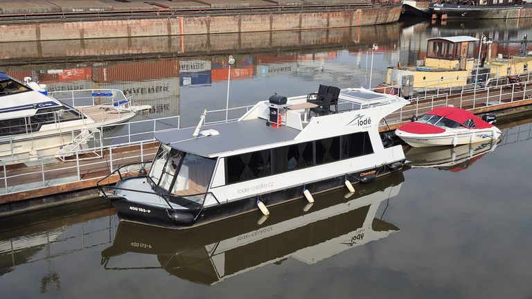 YB35 Charlotte v přístavu Mělník sub